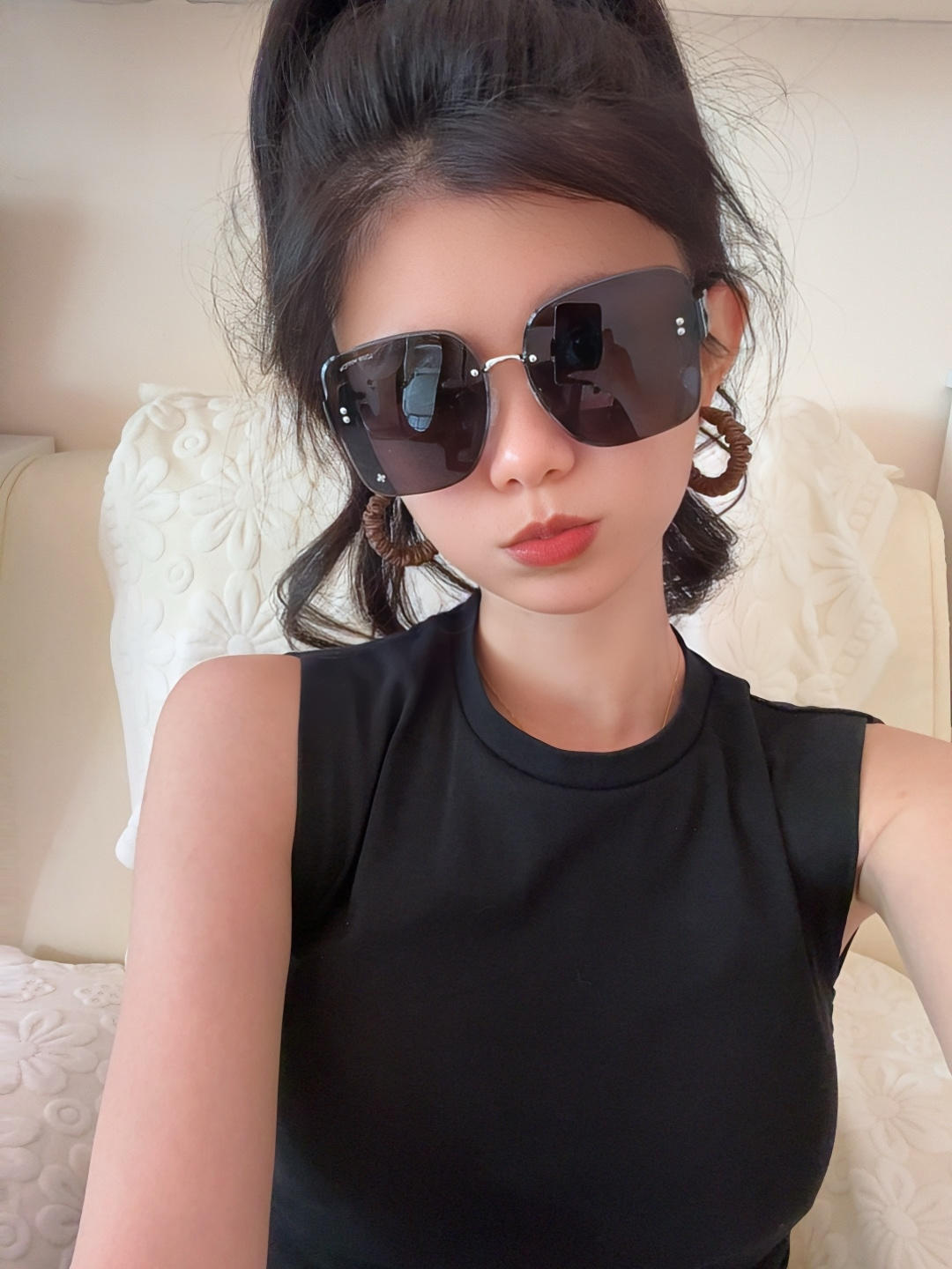 lv大框太阳镜墨镜经典的方框设计，不挑脸型，无论搭配大衣还是连衣裙都非常显气质尼龙镜片预防紫外线 型号：