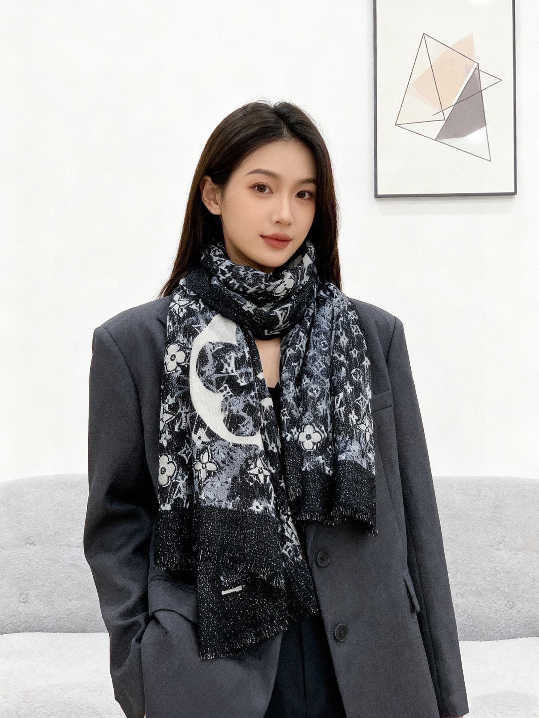 会发光发亮的围巾银丝羊绒长巾✨专柜同步‼️真心赞‼️驴家【L字母与花纹长巾】路易威登经典 Monogra