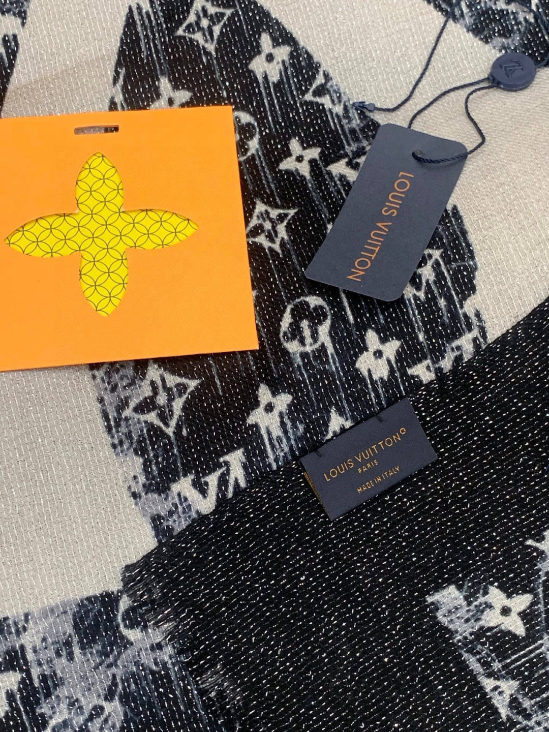 会发光发亮的围巾银丝羊绒长巾✨专柜同步‼️真心赞‼️驴家【L字母与花纹长巾】路易威登经典 Monogra