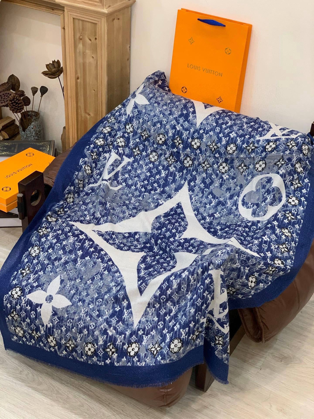 会发光发亮的围巾银丝羊绒长巾✨专柜同步‼️真心赞‼️驴家【L字母与花纹长巾】路易威登经典 Monogra