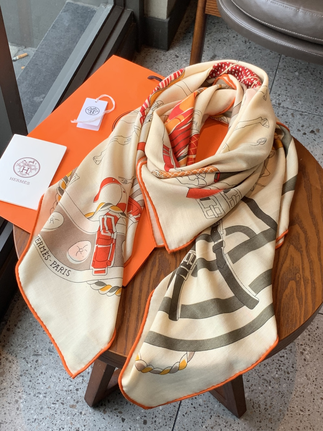 💟上新🆕💕手工卷边！羊绒和真丝混纺披肩（70%羊绒30%桑蚕丝）。这款披肩采用经典山羊绒和真丝混纺面料，