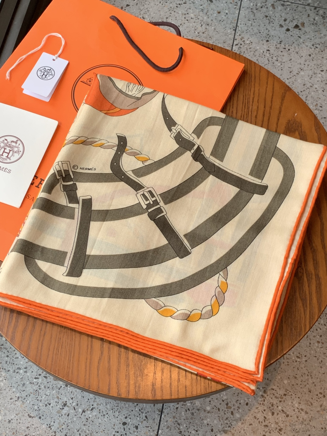 💟上新🆕💕手工卷边！羊绒和真丝混纺披肩（70%羊绒30%桑蚕丝）。这款披肩采用经典山羊绒和真丝混纺面料，