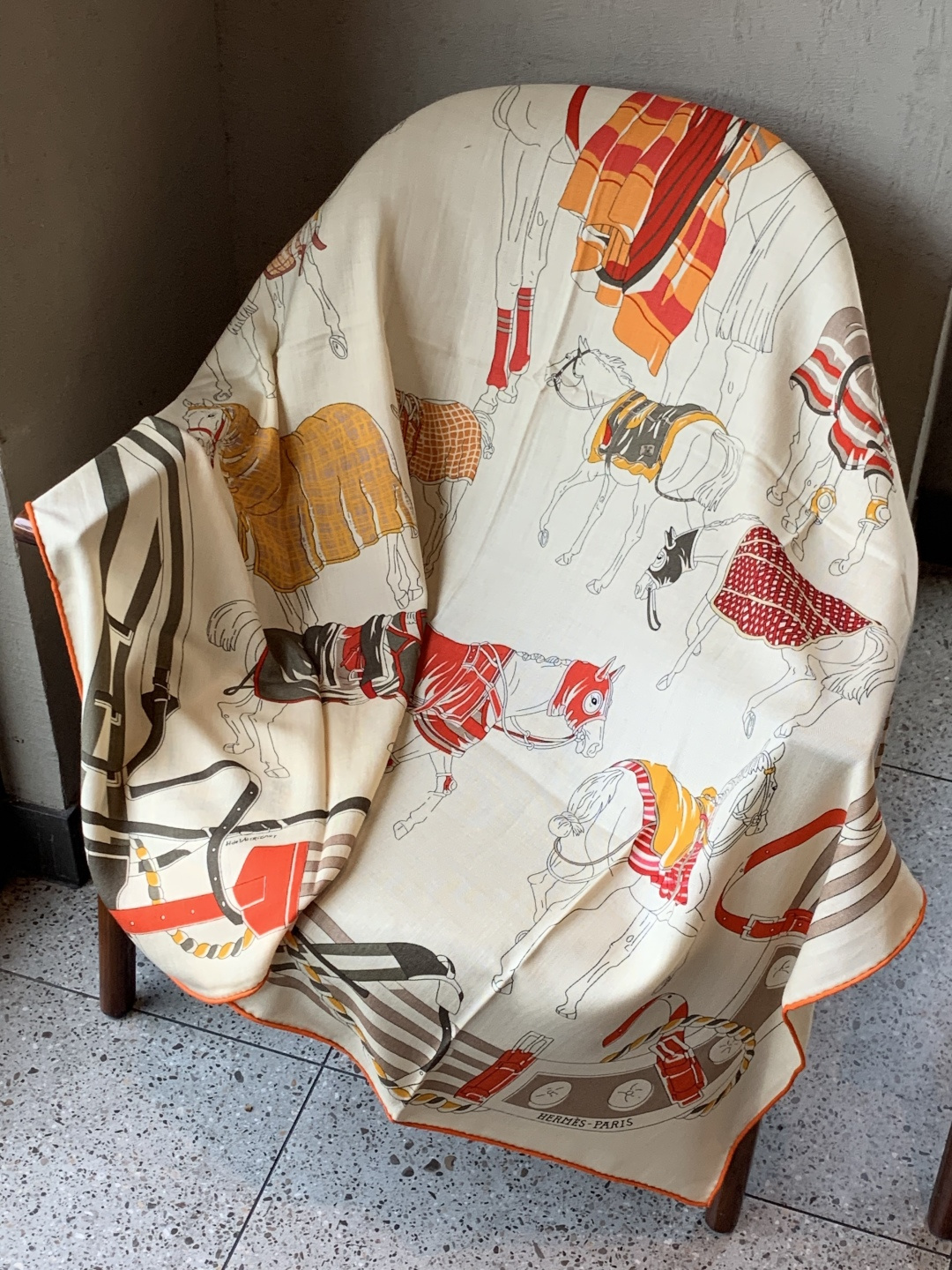 💟上新🆕💕手工卷边！羊绒和真丝混纺披肩（70%羊绒30%桑蚕丝）。这款披肩采用经典山羊绒和真丝混纺面料，