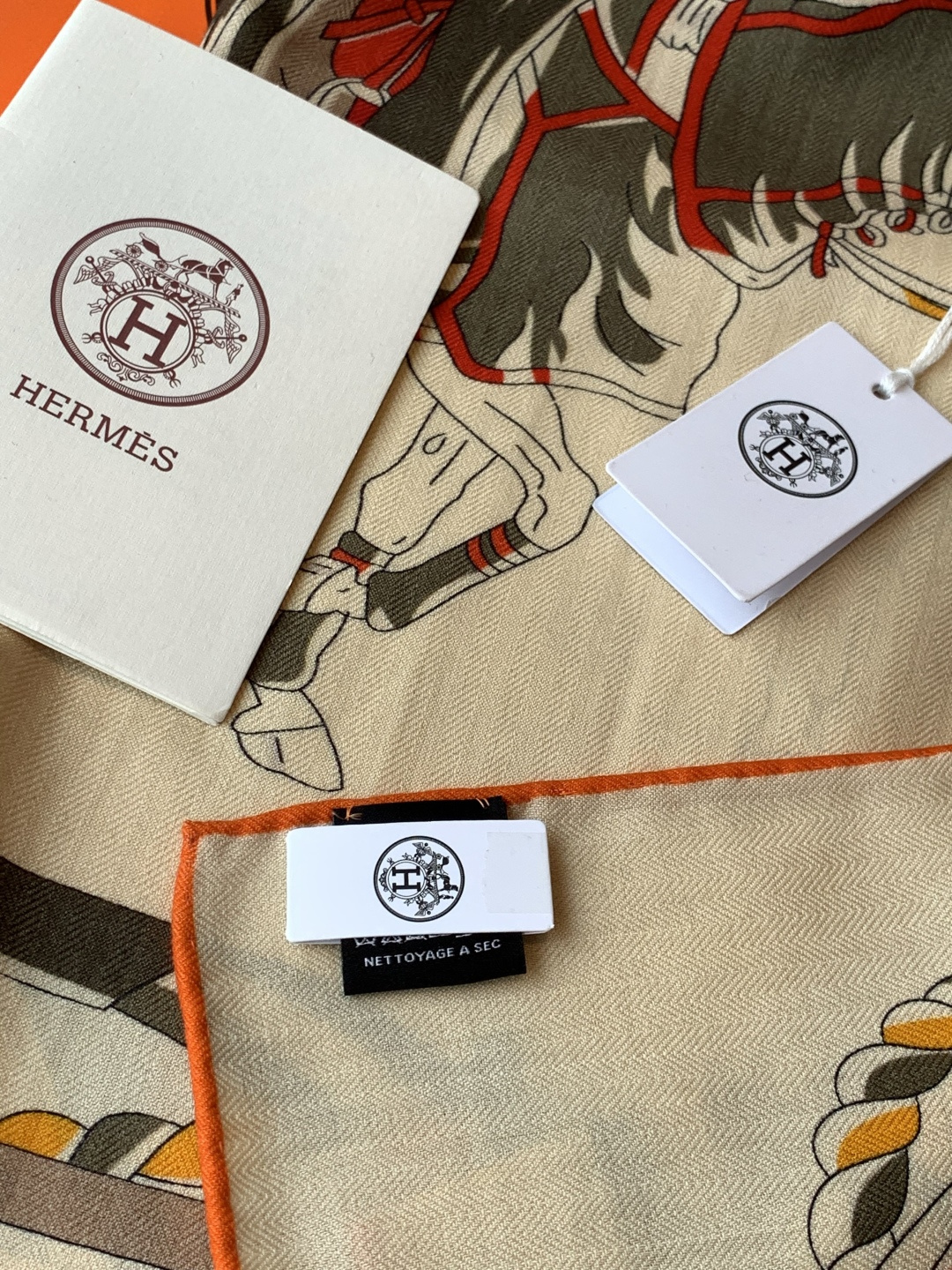 💟上新🆕💕手工卷边！羊绒和真丝混纺披肩（70%羊绒30%桑蚕丝）。这款披肩采用经典山羊绒和真丝混纺面料，