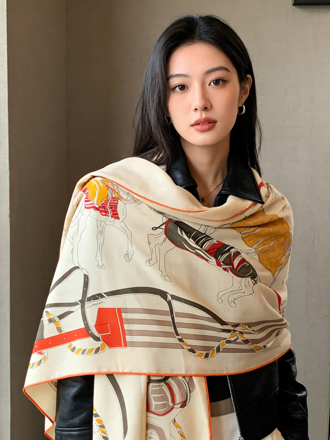 💟上新🆕💕手工卷边！羊绒和真丝混纺披肩（70%羊绒30%桑蚕丝）。这款披肩采用经典山羊绒和真丝混纺面料，