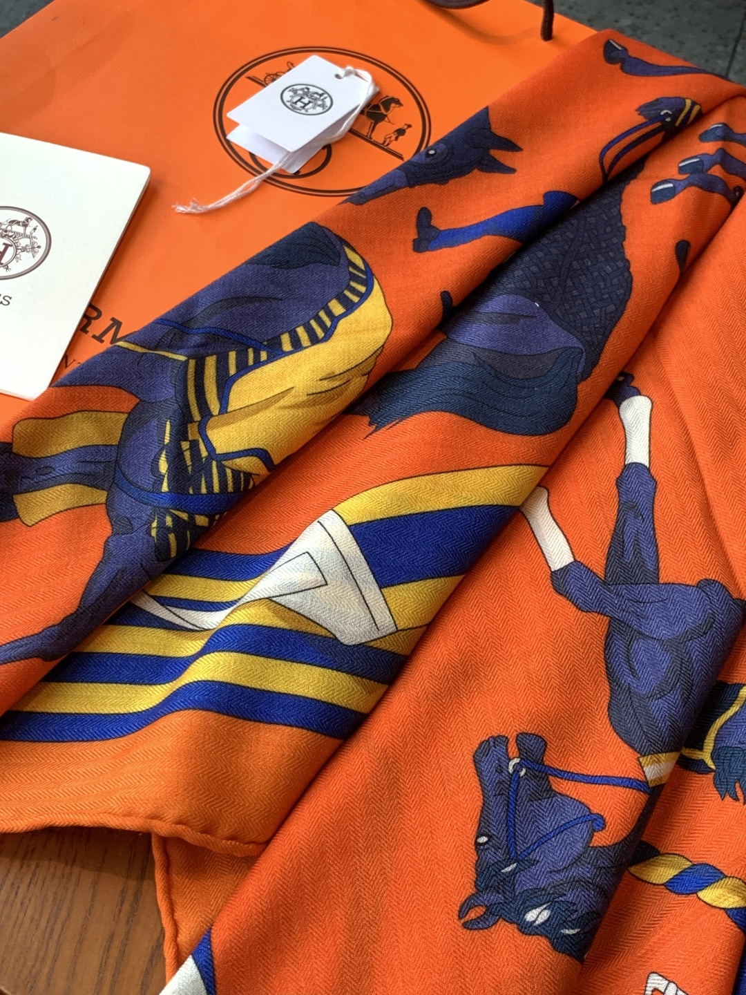 💟上新🆕💕手工卷边！羊绒和真丝混纺披肩（70%羊绒30%桑蚕丝）。这款披肩采用经典山羊绒和真丝混纺面料，