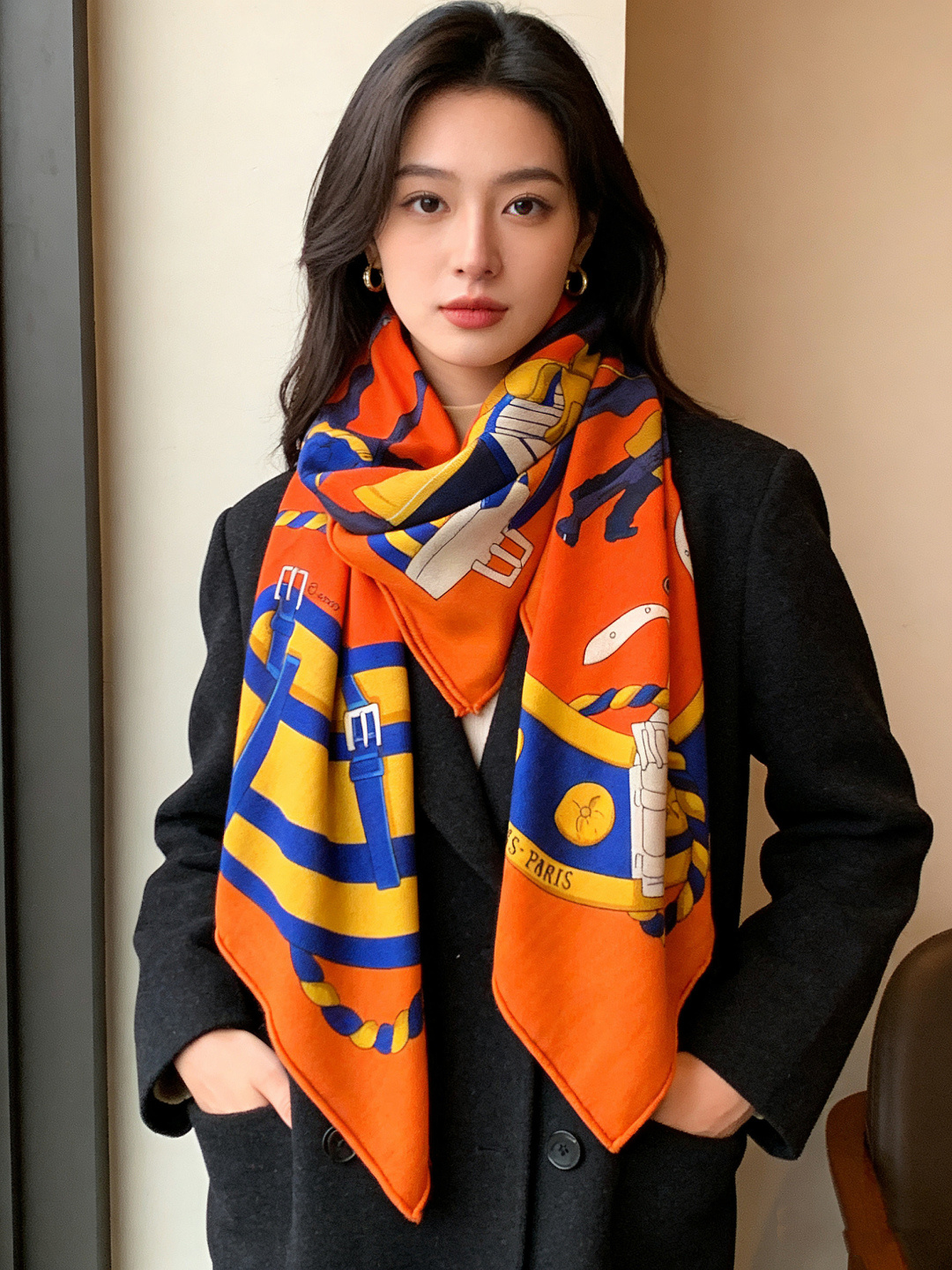 💟上新🆕💕手工卷边！羊绒和真丝混纺披肩（70%羊绒30%桑蚕丝）。这款披肩采用经典山羊绒和真丝混纺面料，