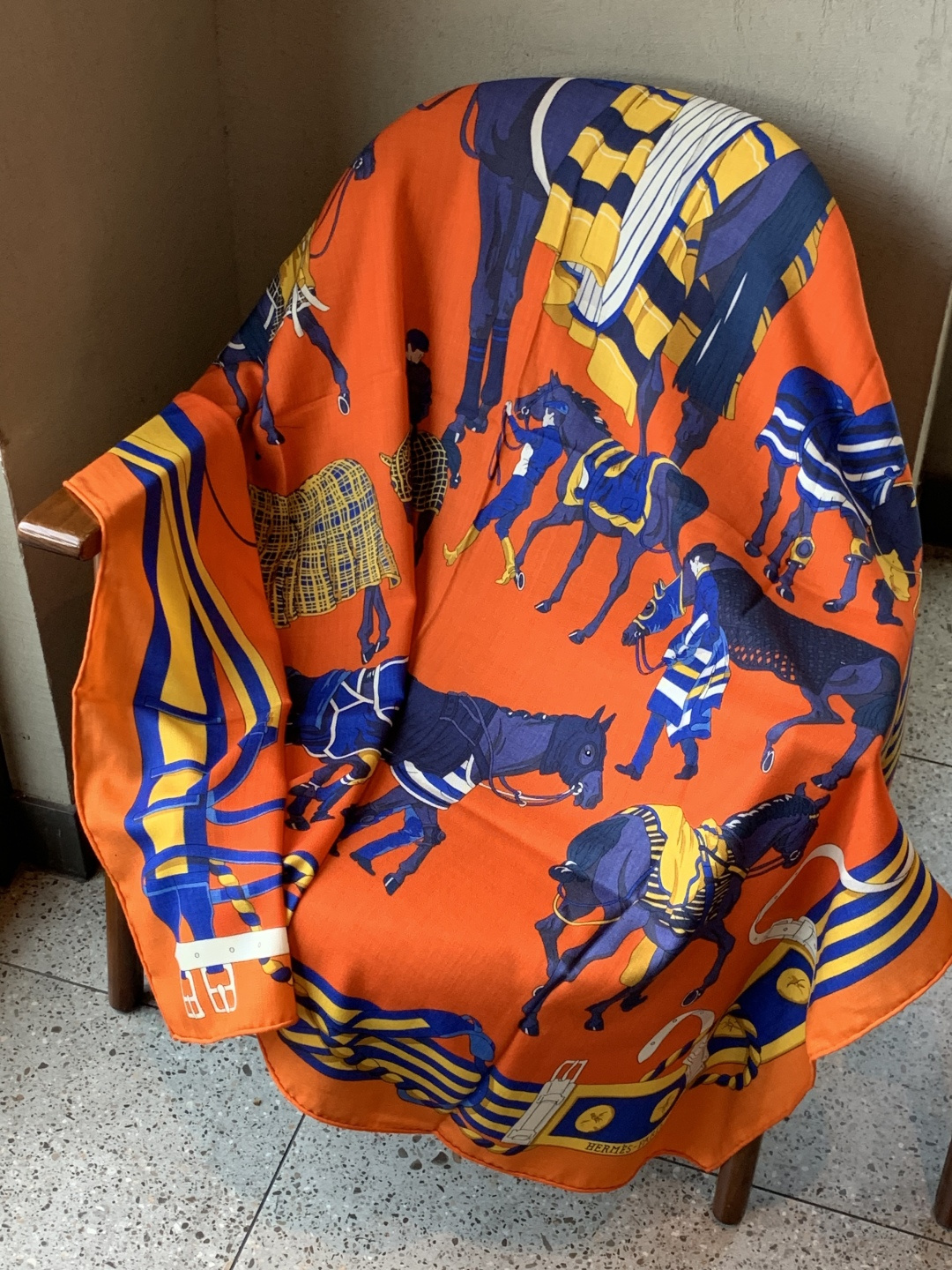 💟上新🆕💕手工卷边！羊绒和真丝混纺披肩（70%羊绒30%桑蚕丝）。这款披肩采用经典山羊绒和真丝混纺面料，