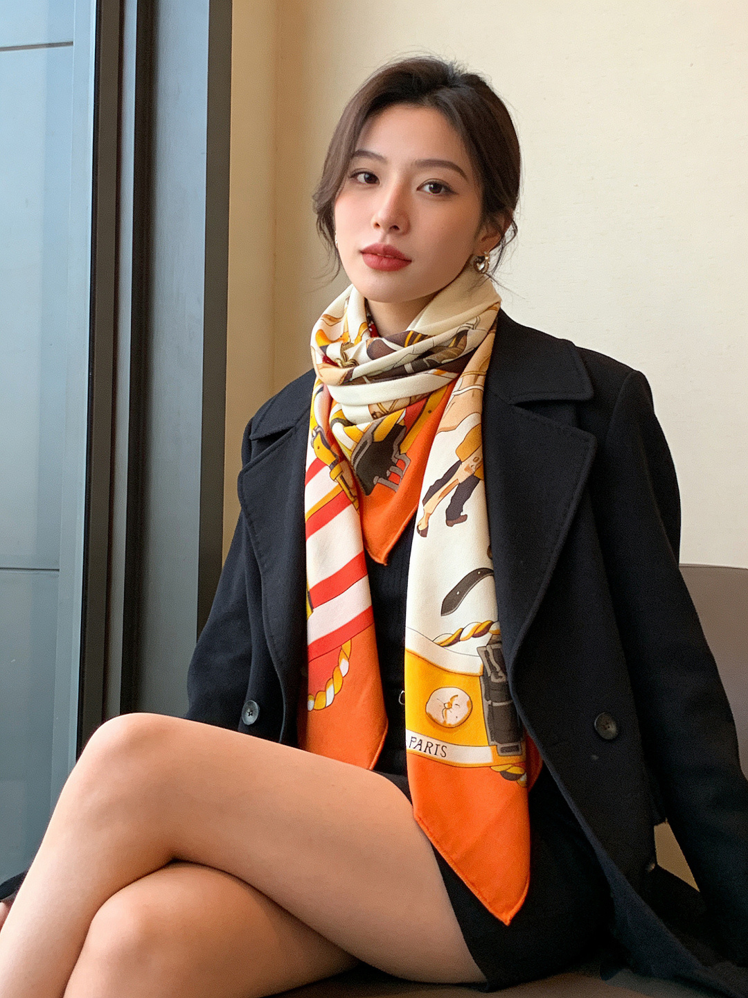 💟上新🆕💕手工卷边！羊绒和真丝混纺披肩（70%羊绒30%桑蚕丝）。这款披肩采用经典山羊绒和真丝混纺面料，