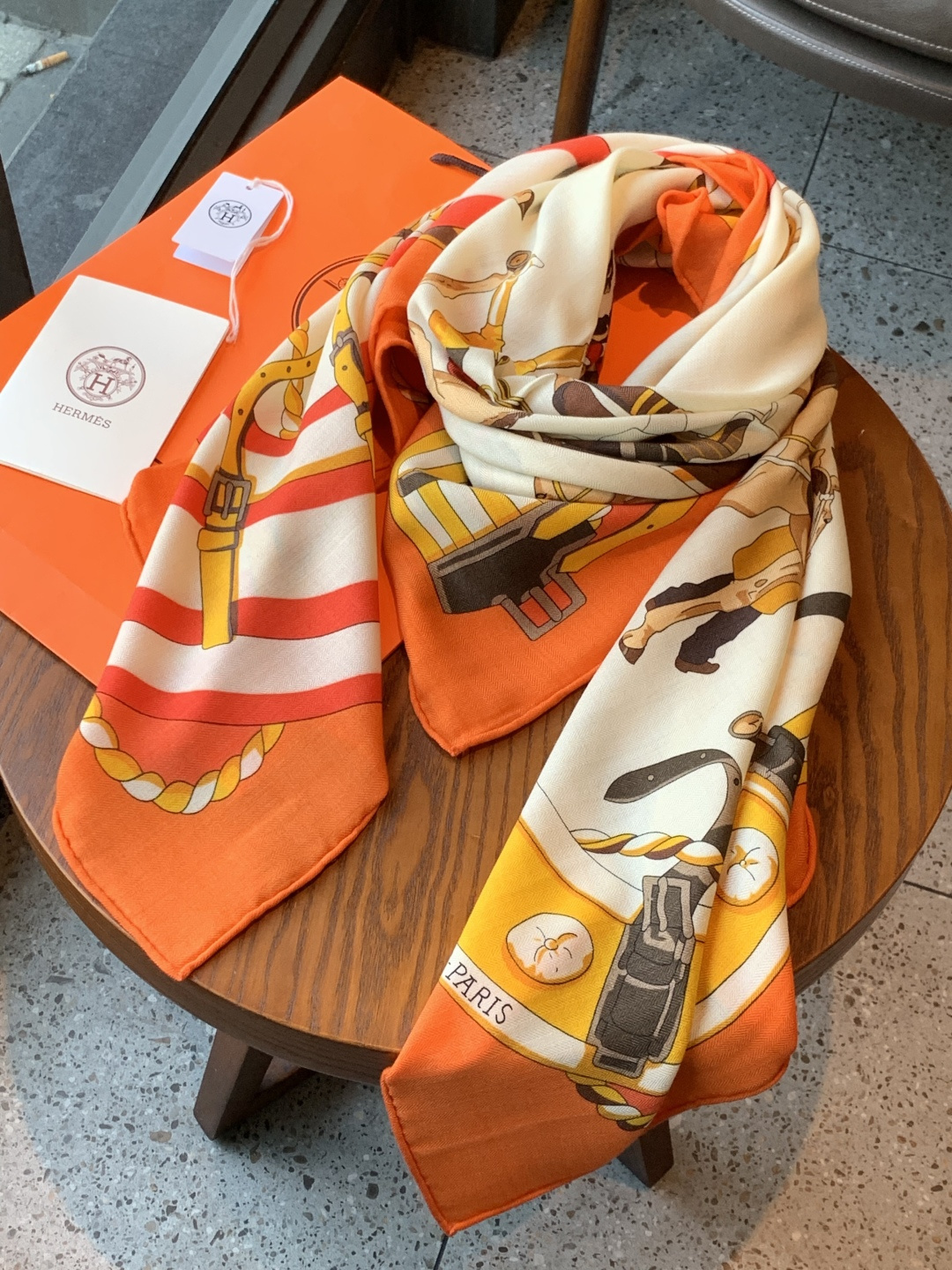 💟上新🆕💕手工卷边！羊绒和真丝混纺披肩（70%羊绒30%桑蚕丝）。这款披肩采用经典山羊绒和真丝混纺面料，