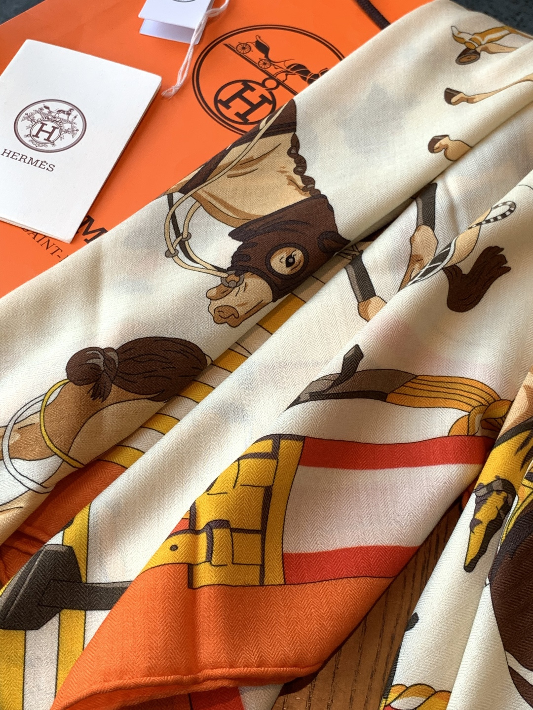 💟上新🆕💕手工卷边！羊绒和真丝混纺披肩（70%羊绒30%桑蚕丝）。这款披肩采用经典山羊绒和真丝混纺面料，