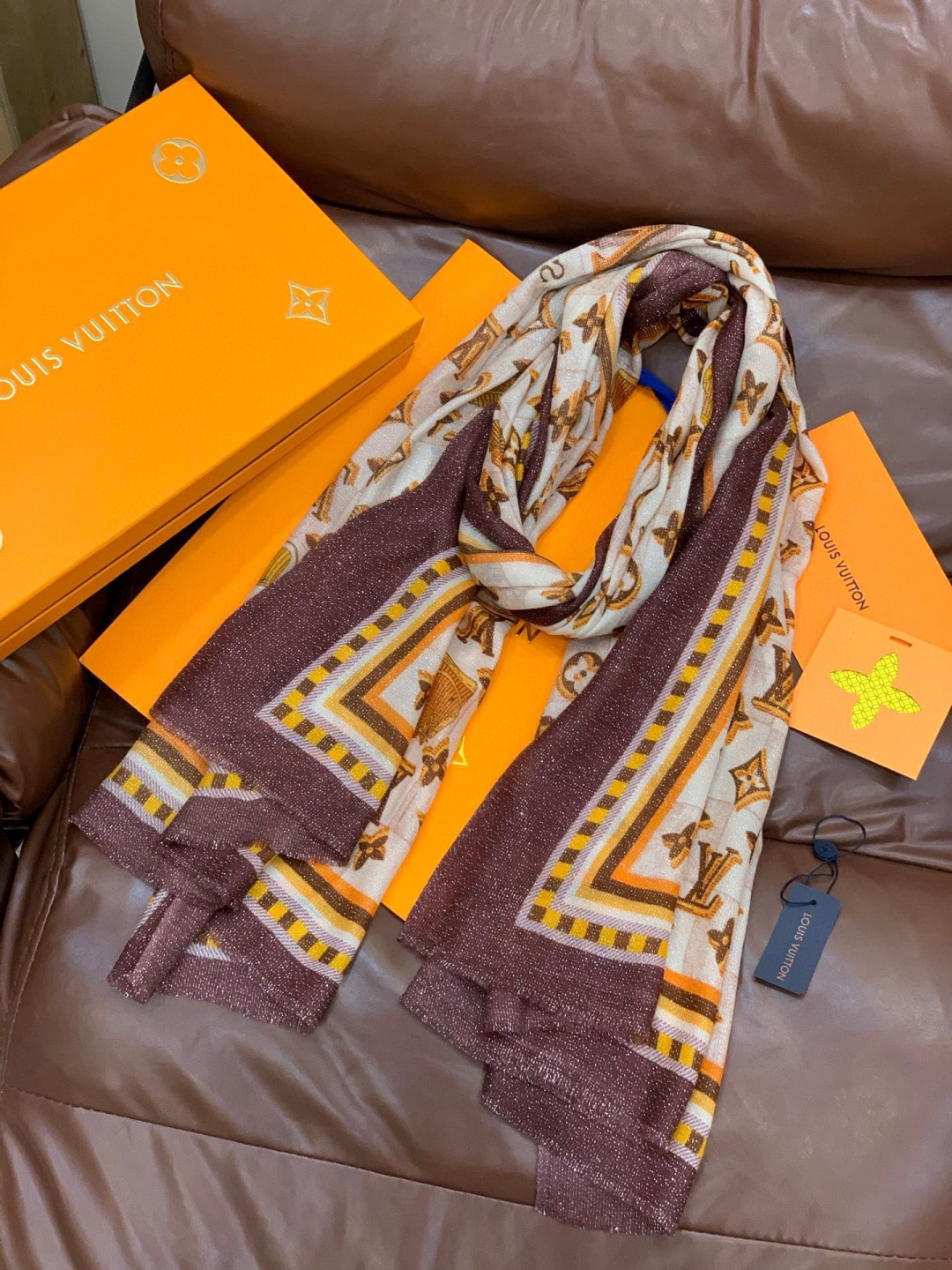 会发光发亮的围巾银丝羊绒长巾✨专柜同步‼️真心赞‼️驴家【L字母与花纹长巾】路易威登经典 Monogra