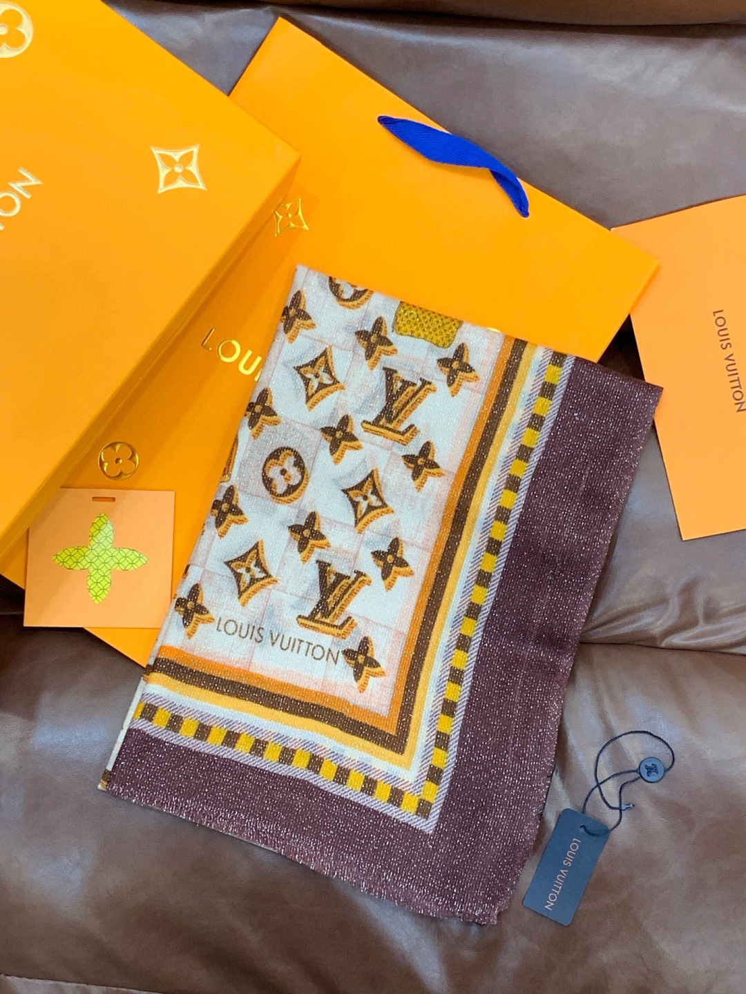 会发光发亮的围巾银丝羊绒长巾✨专柜同步‼️真心赞‼️驴家【L字母与花纹长巾】路易威登经典 Monogra