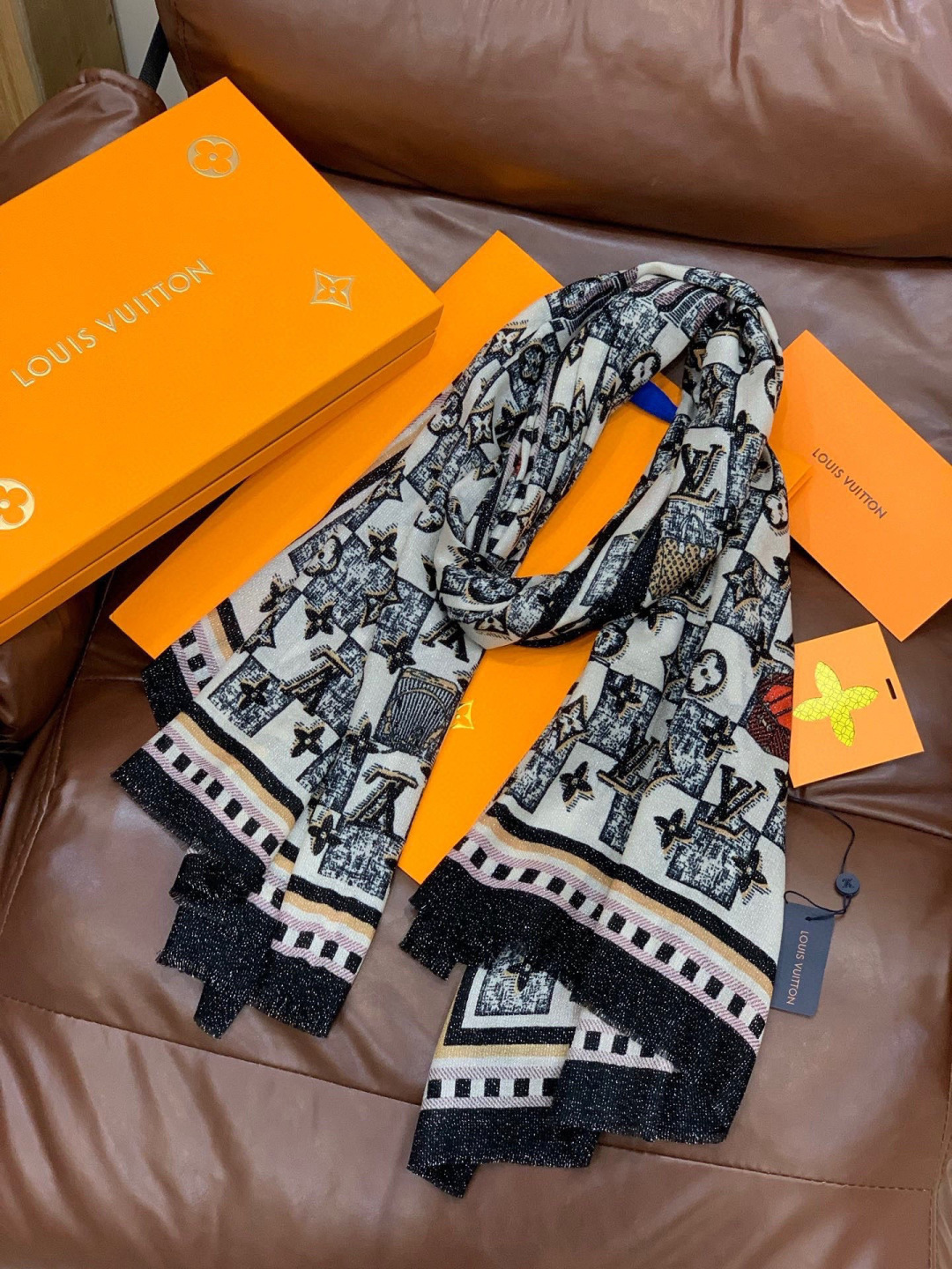 会发光发亮的围巾银丝羊绒长巾✨专柜同步‼️真心赞‼️驴家【L字母与花纹长巾】路易威登经典 Monogra