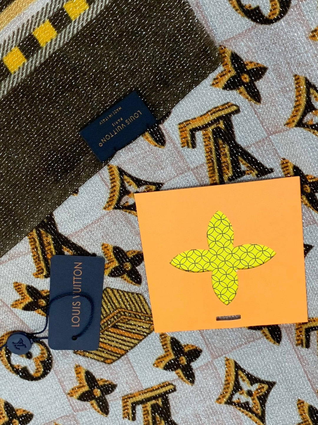 会发光发亮的围巾银丝羊绒长巾✨专柜同步‼️真心赞‼️驴家【L字母与花纹长巾】路易威登经典 Monogra