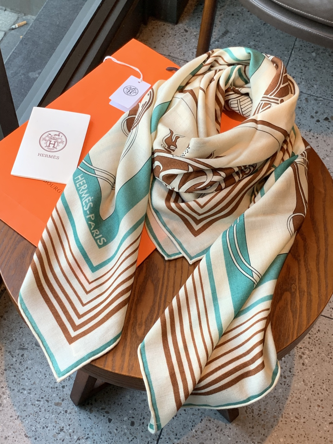 羊绒新款🆕👏👏买了都说好看‼️推荐💕爱马仕双面同色羊绒方巾【双面同色140】，顶级工艺超值‼️爱马仕专柜