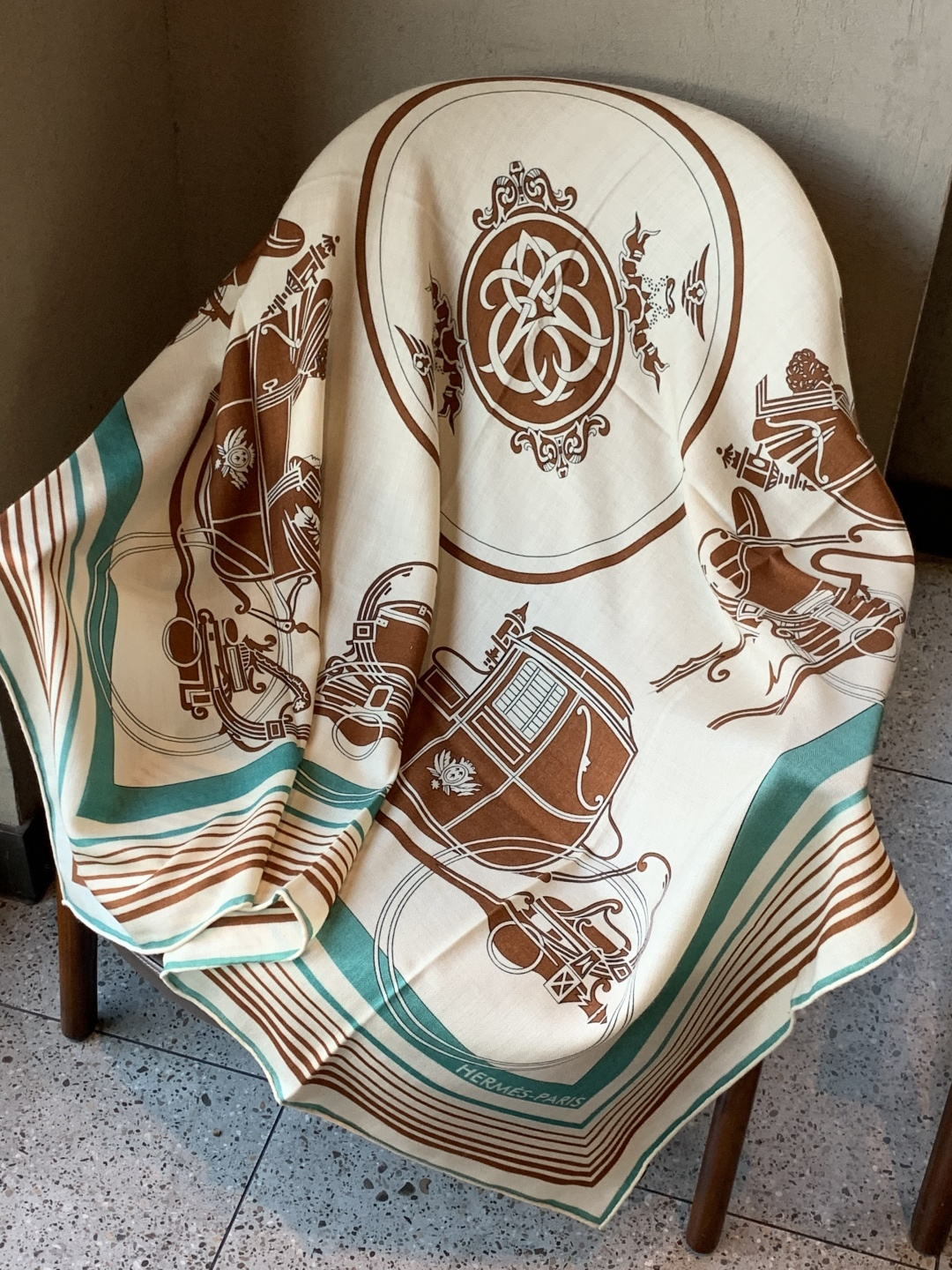 羊绒新款🆕👏👏买了都说好看‼️推荐💕爱马仕双面同色羊绒方巾【双面同色140】，顶级工艺超值‼️爱马仕专柜