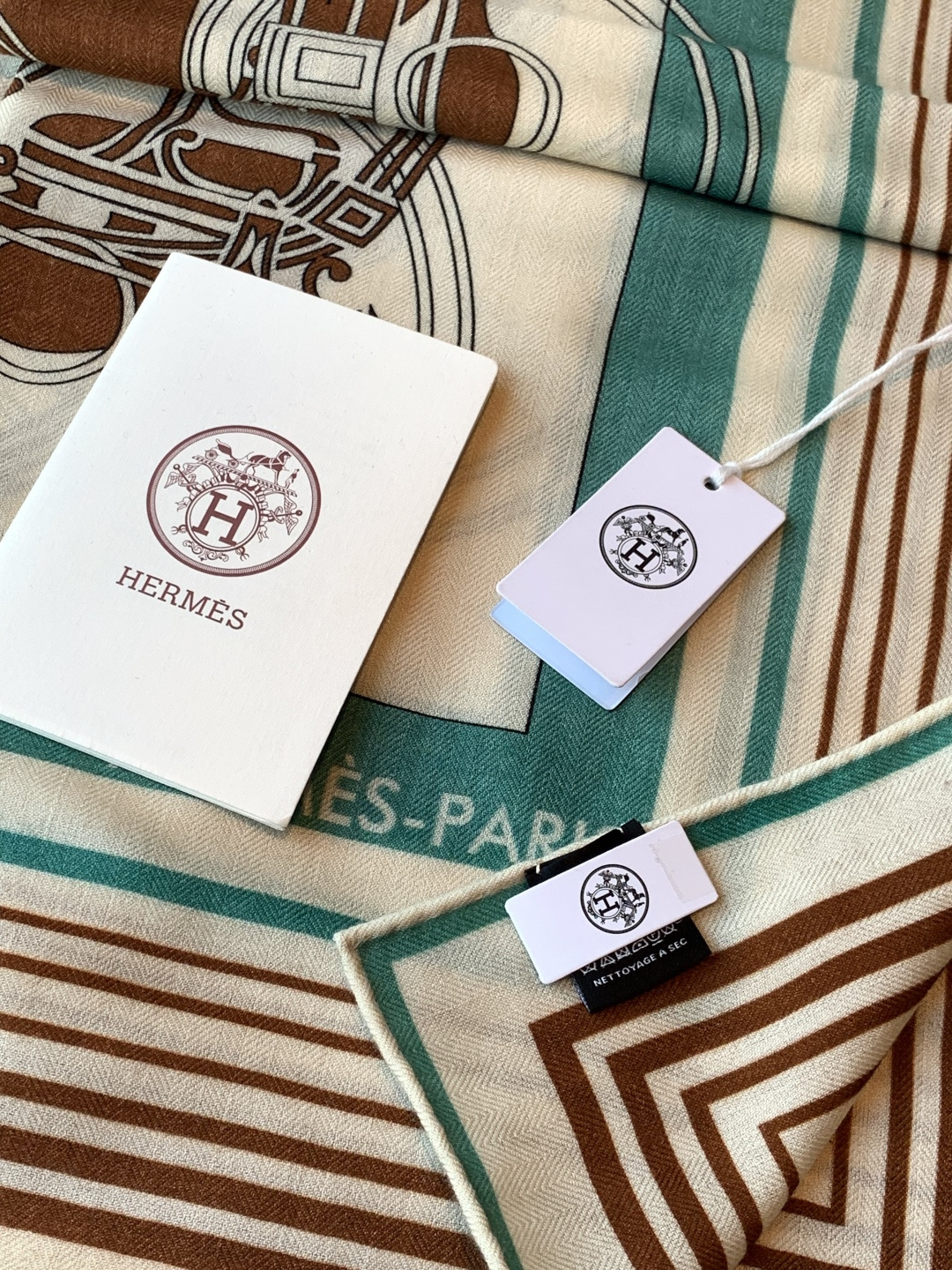 羊绒新款🆕👏👏买了都说好看‼️推荐💕爱马仕双面同色羊绒方巾【双面同色140】，顶级工艺超值‼️爱马仕专柜