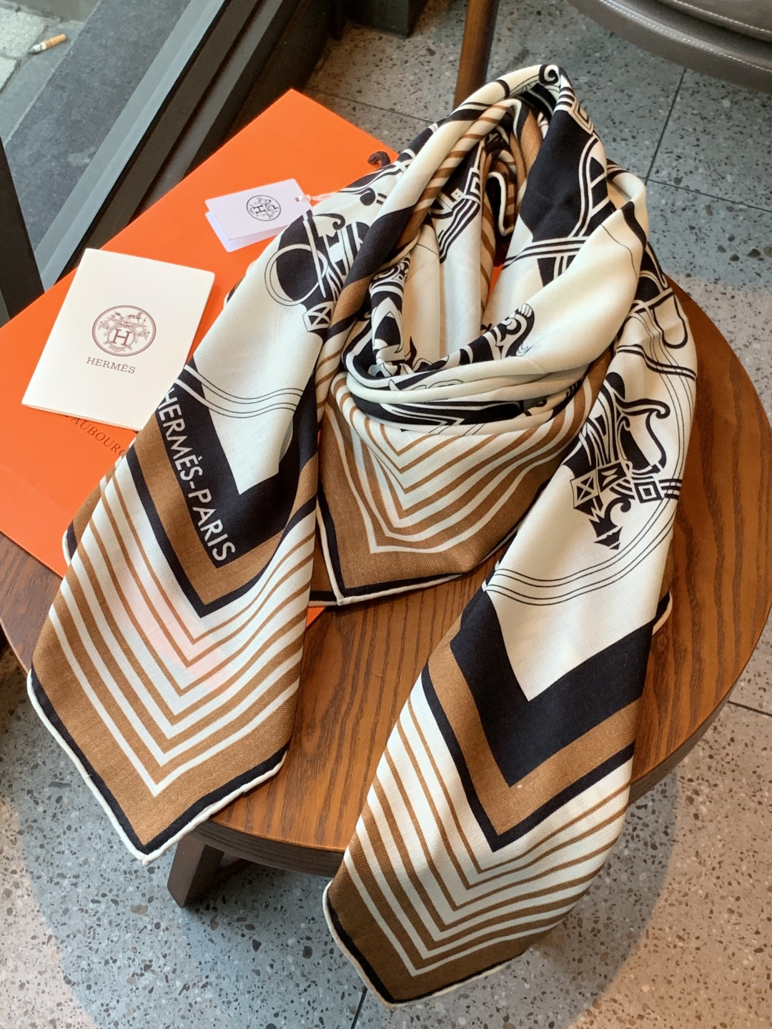 羊绒新款🆕👏👏买了都说好看‼️推荐💕爱马仕双面同色羊绒方巾【双面同色140】，顶级工艺超值‼️爱马仕专柜