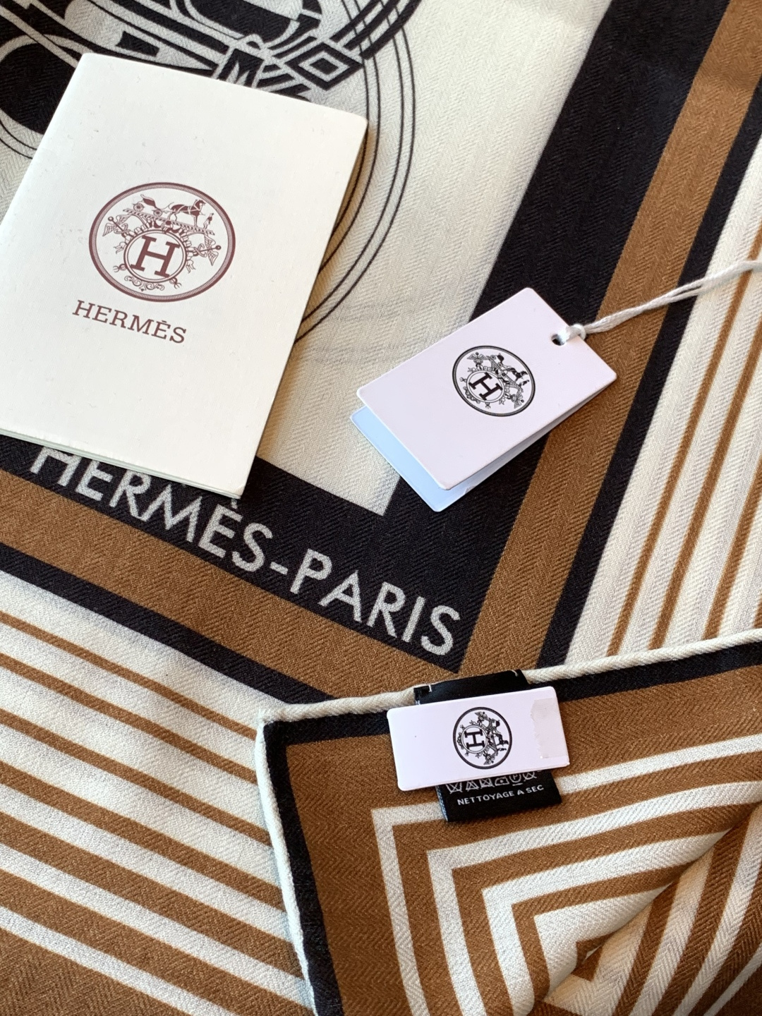 羊绒新款🆕👏👏买了都说好看‼️推荐💕爱马仕双面同色羊绒方巾【双面同色140】，顶级工艺超值‼️爱马仕专柜