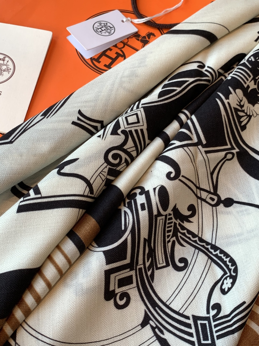 羊绒新款🆕👏👏买了都说好看‼️推荐💕爱马仕双面同色羊绒方巾【双面同色140】，顶级工艺超值‼️爱马仕专柜