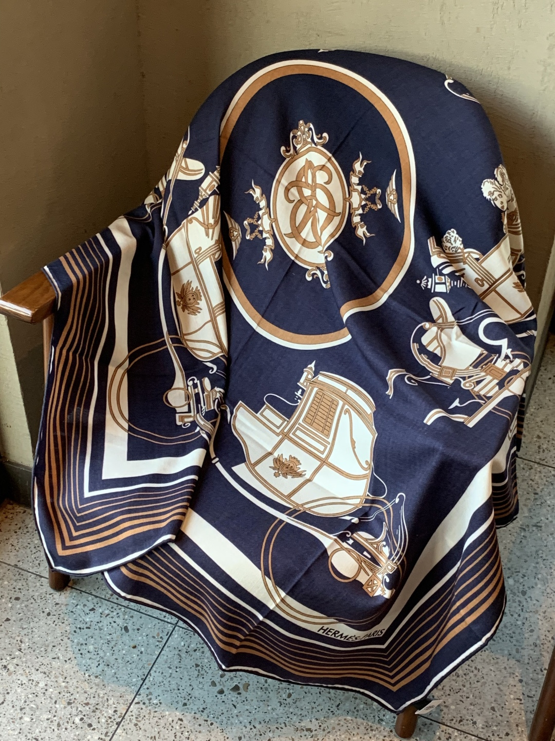 羊绒新款🆕👏👏买了都说好看‼️推荐💕爱马仕双面同色羊绒方巾【双面同色140】，顶级工艺超值‼️爱马仕专柜