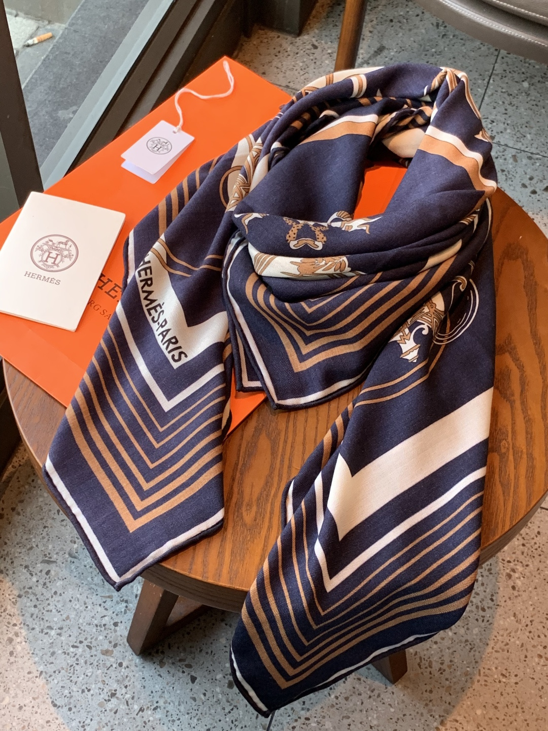 羊绒新款🆕👏👏买了都说好看‼️推荐💕爱马仕双面同色羊绒方巾【双面同色140】，顶级工艺超值‼️爱马仕专柜