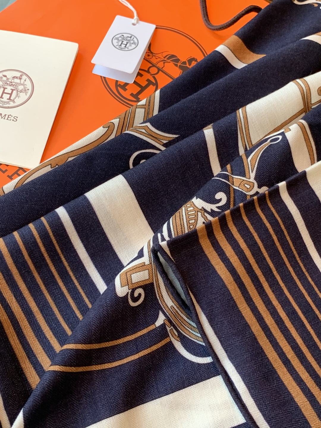 羊绒新款🆕👏👏买了都说好看‼️推荐💕爱马仕双面同色羊绒方巾【双面同色140】，顶级工艺超值‼️爱马仕专柜