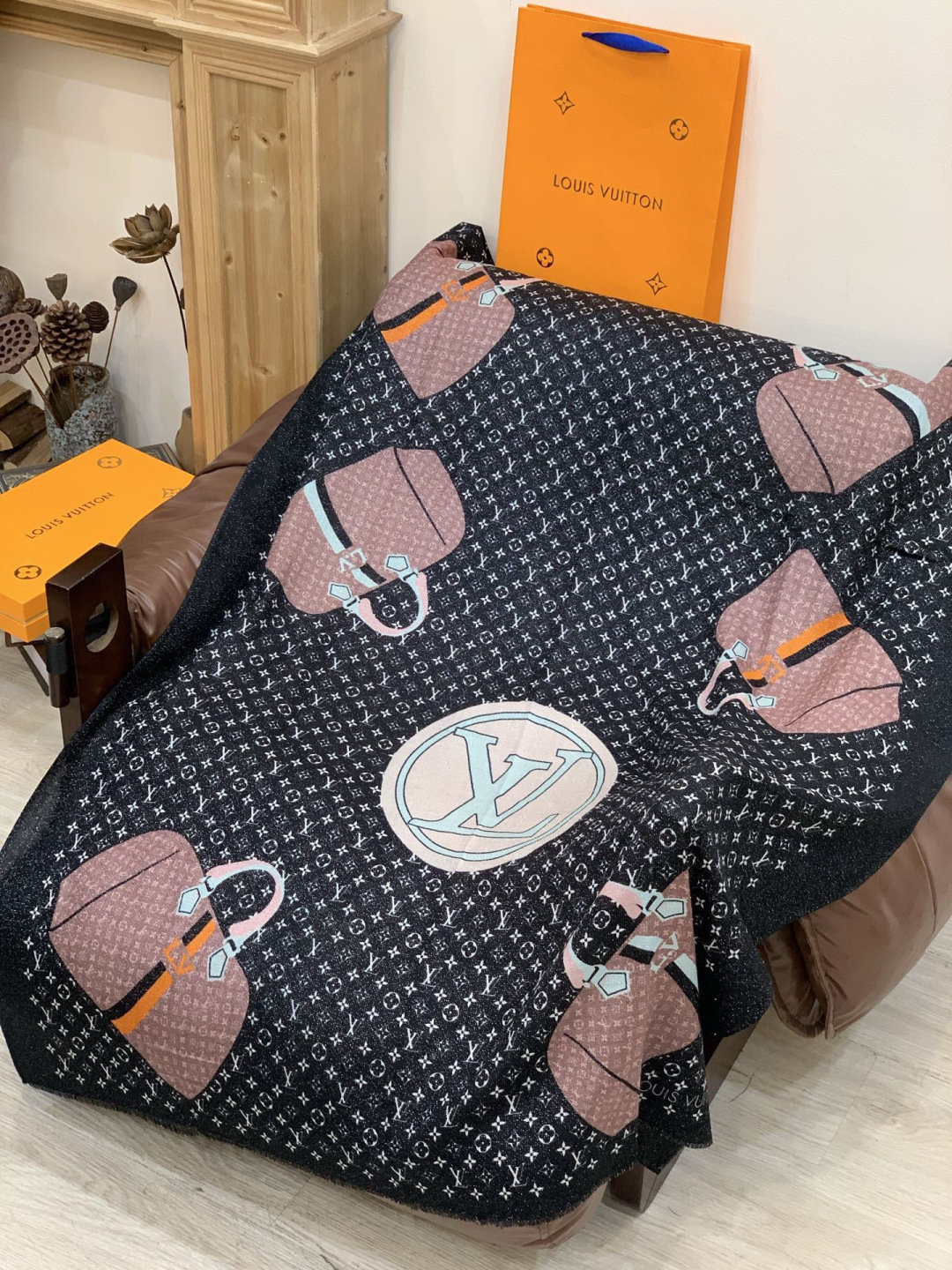 会发光发亮的围巾and Away 系列，致意路易威登的旅行传承。描绘 Monogram 载着路易威登手袋