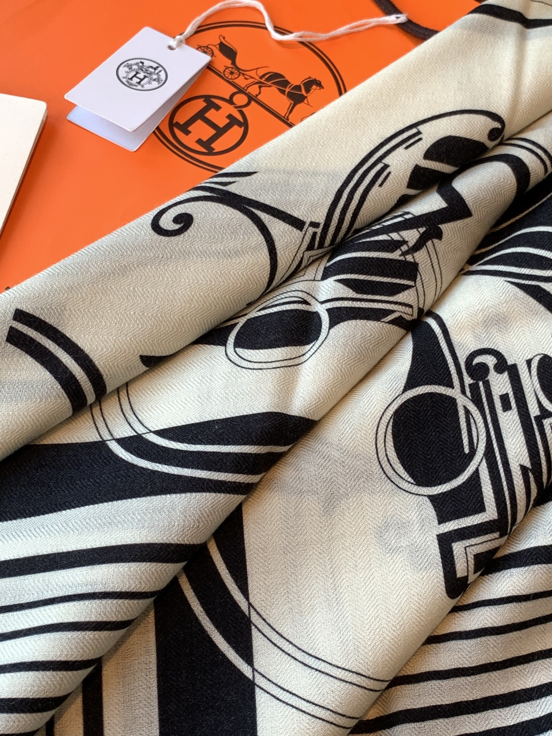 羊绒新款🆕👏👏买了都说好看‼️推荐💕爱马仕双面同色羊绒方巾【双面同色140】，顶级工艺超值‼️爱马仕专柜