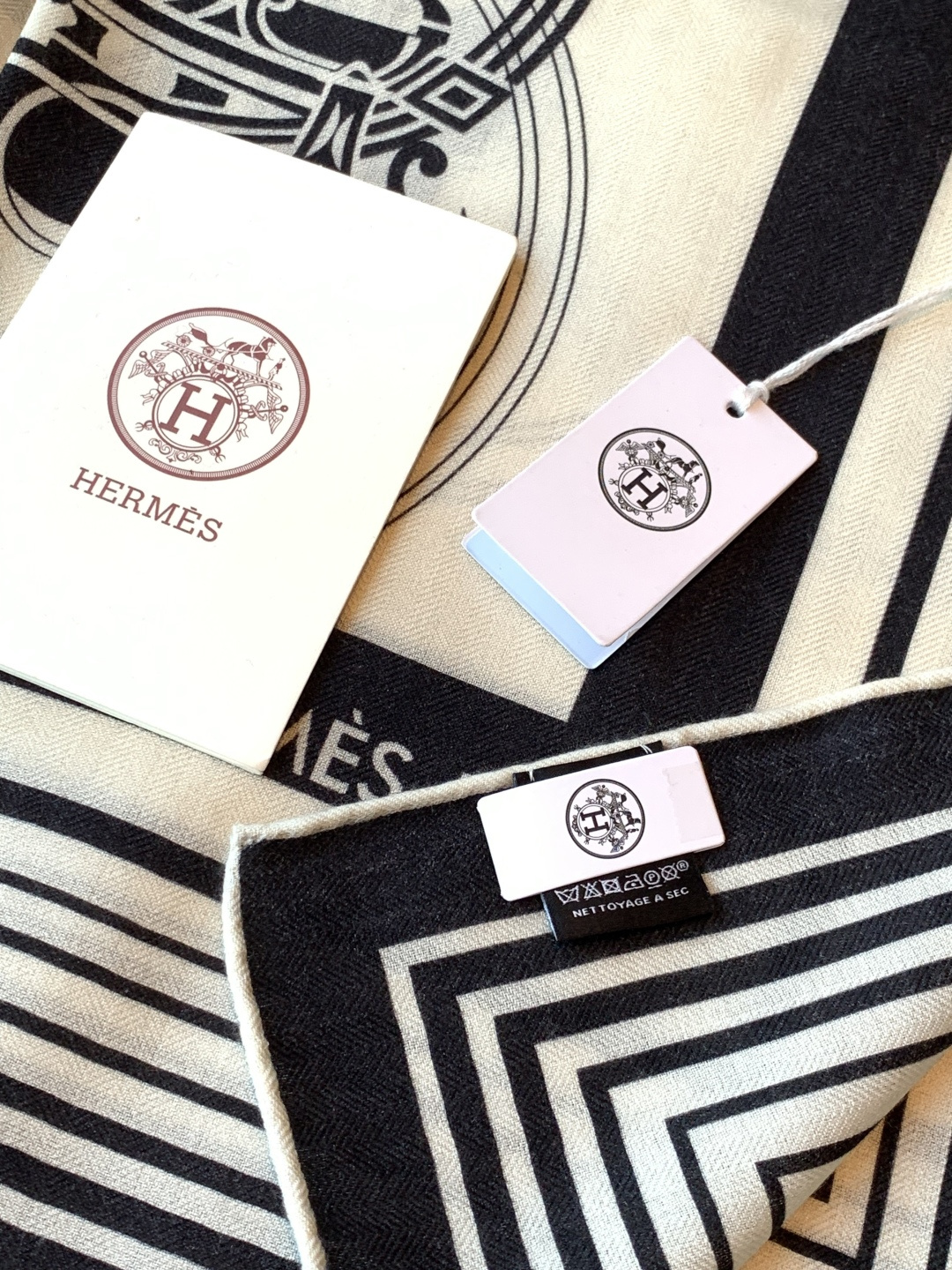 羊绒新款🆕👏👏买了都说好看‼️推荐💕爱马仕双面同色羊绒方巾【双面同色140】，顶级工艺超值‼️爱马仕专柜