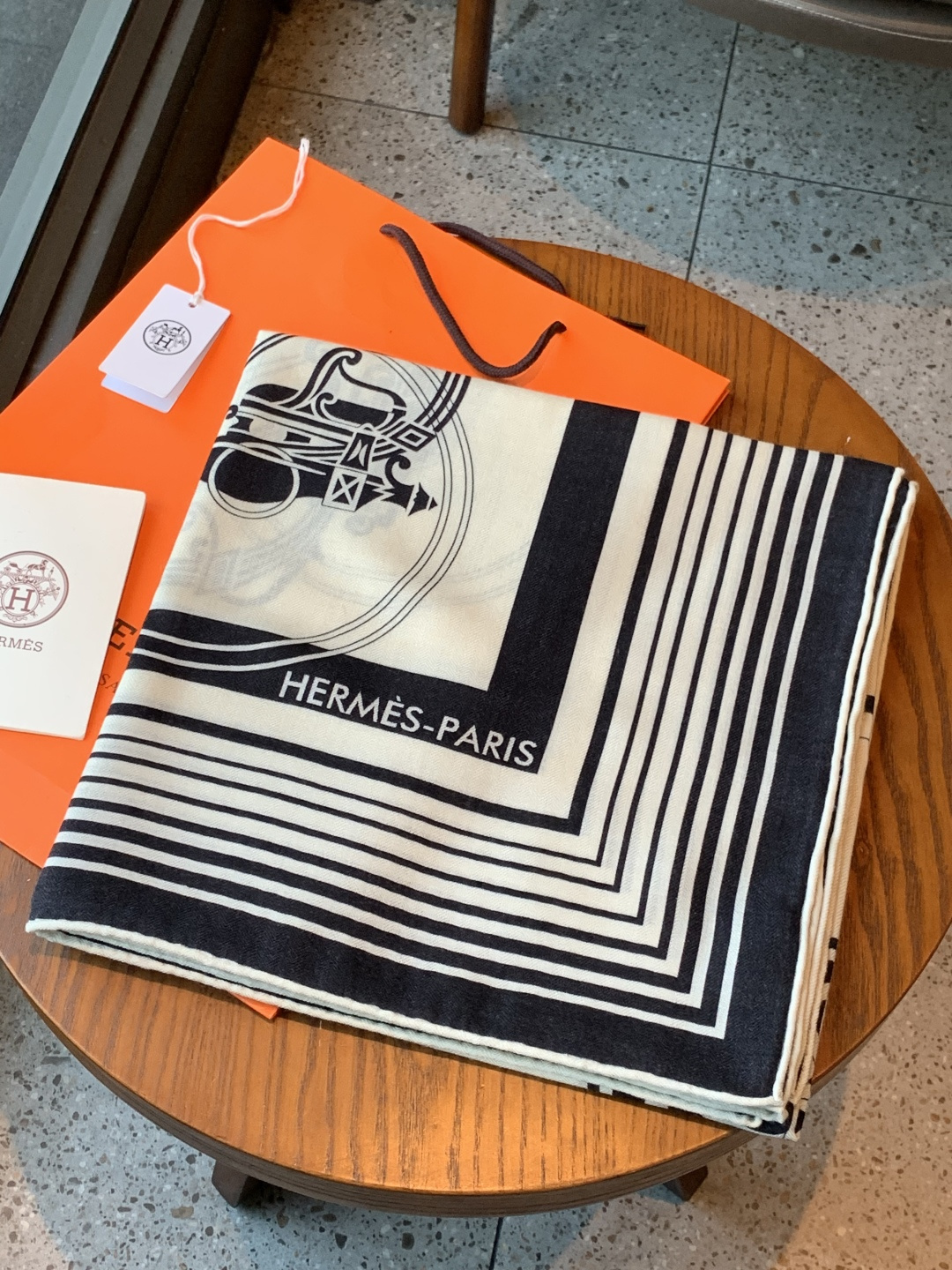 羊绒新款🆕👏👏买了都说好看‼️推荐💕爱马仕双面同色羊绒方巾【双面同色140】，顶级工艺超值‼️爱马仕专柜