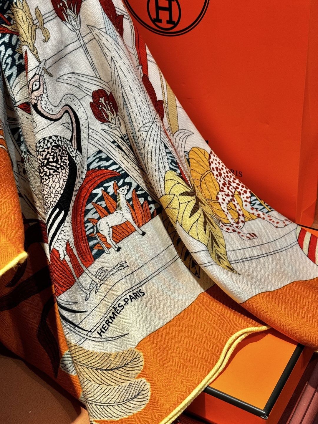 羊绒新款🆕👏买了都说好看‼️推荐💕爱马仕双面同色羊绒方巾，【奇珍乐园双面同色140】顶级工艺超值‼️爱马