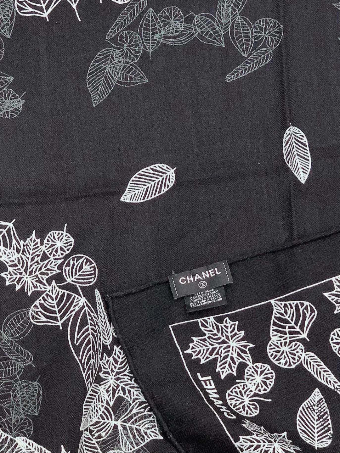 2025秋冬高级成衣系列～Chanel 【140双面同色丝绒披肩】此系列谱写一曲自由轻灵的赞歌本系列作品