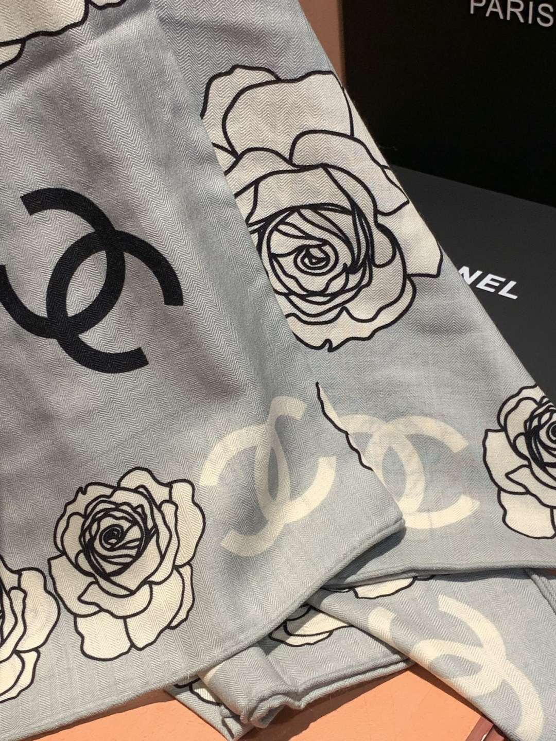 香奈儿上新❤️【Chanel】 经典茶花优雅Coco风，Chanel最新丝绒大方巾~气质到骨子里，香奶奶