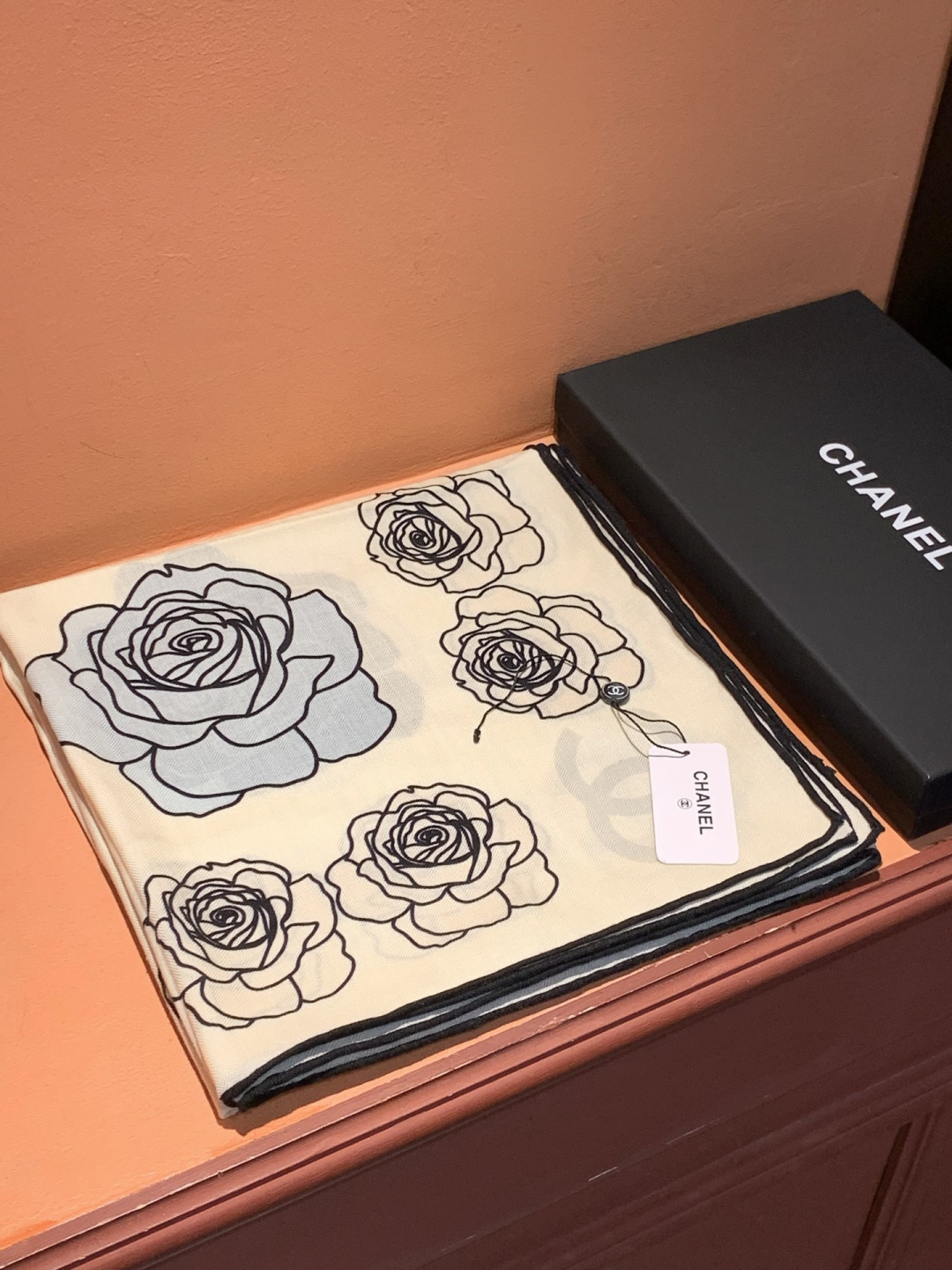 香奈儿上新❤️【Chanel】 经典茶花优雅Coco风，Chanel最新丝绒大方巾~气质到骨子里，香奶奶