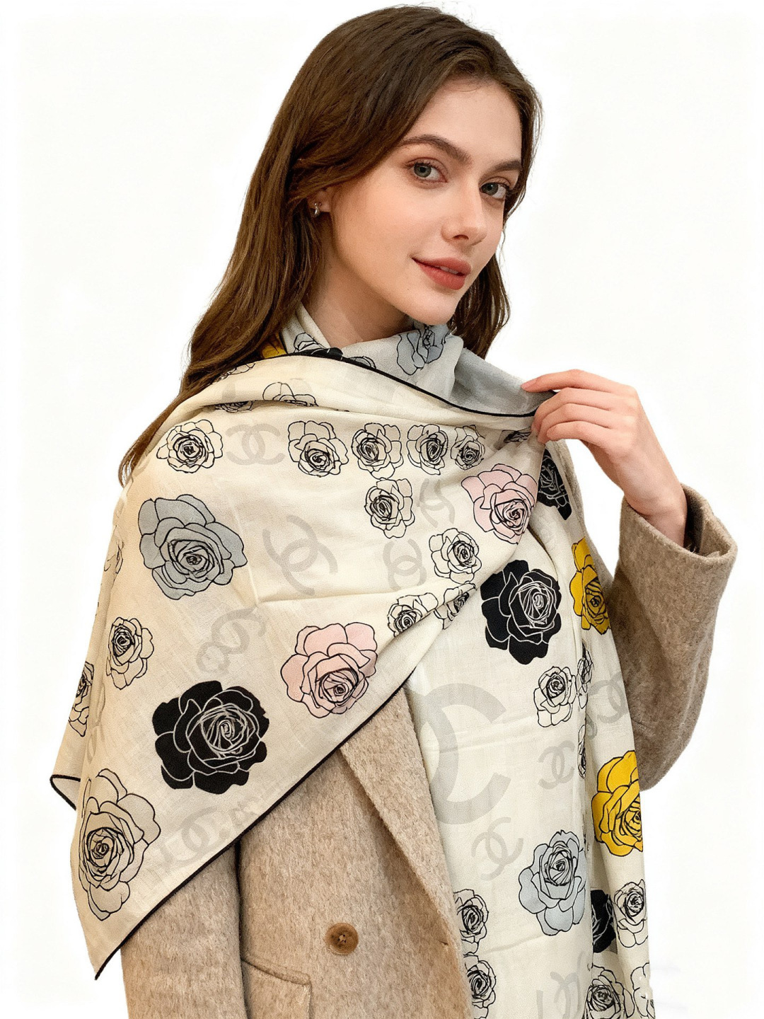 香奈儿上新❤️【Chanel】 经典茶花优雅Coco风，Chanel最新丝绒大方巾~气质到骨子里，香奶奶