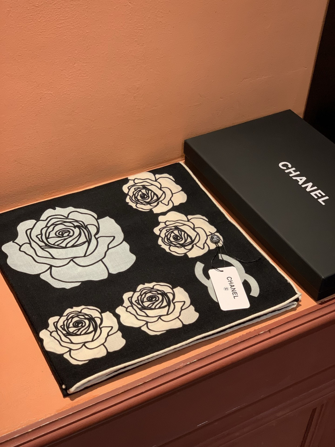 香奈儿上新❤️【Chanel】 经典茶花优雅Coco风，Chanel最新丝绒大方巾~气质到骨子里，香奶奶