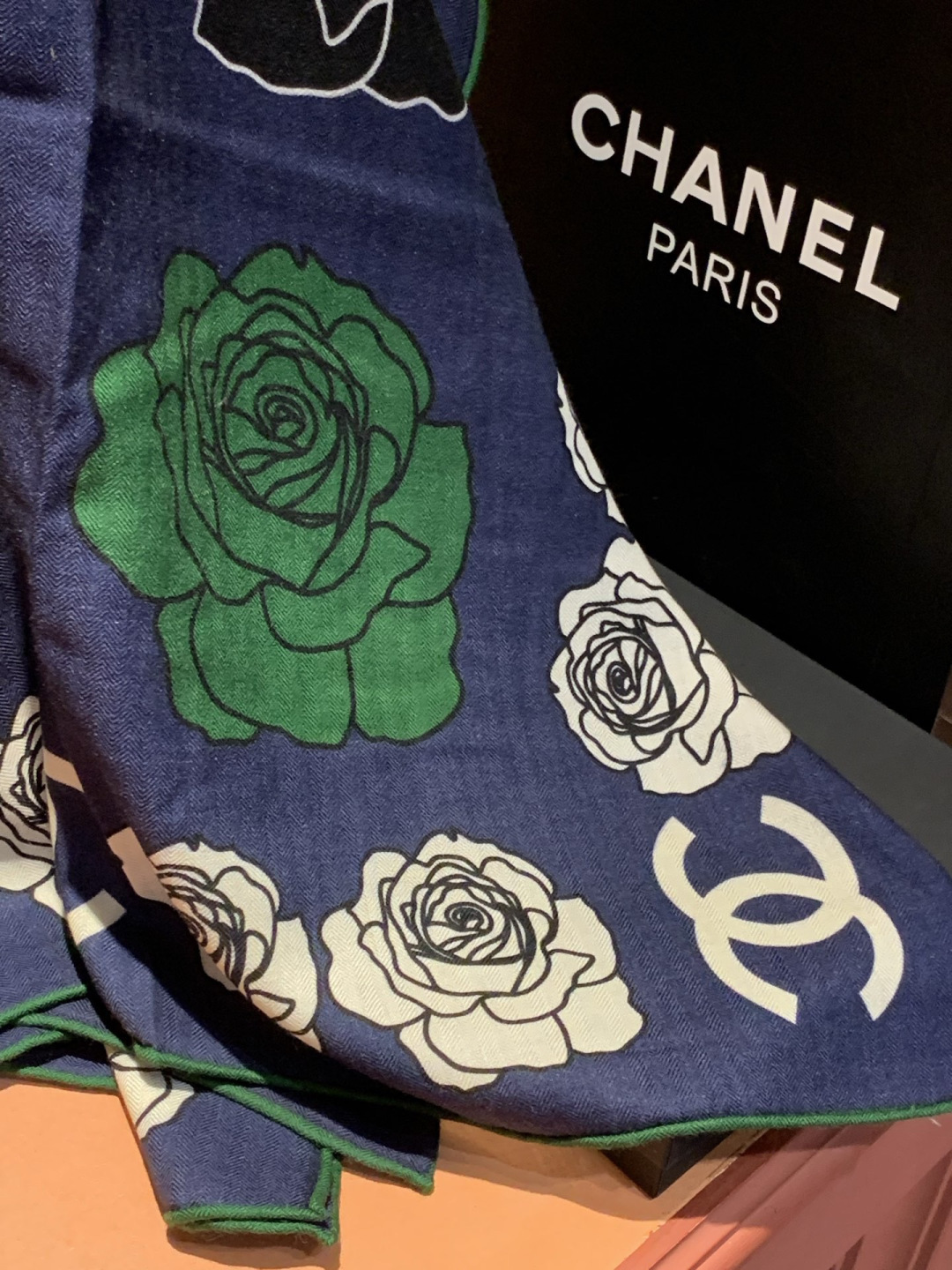 香奈儿上新❤️【Chanel】 经典茶花优雅Coco风，Chanel最新丝绒大方巾~气质到骨子里，香奶奶