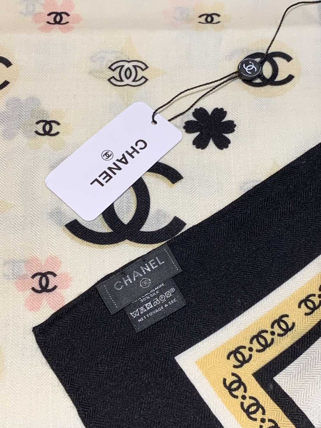 香奈儿上新❤️【Chanel】 经典茶花优雅Coco风，Chanel最新丝绒大方巾~气质到骨子里，香奶奶