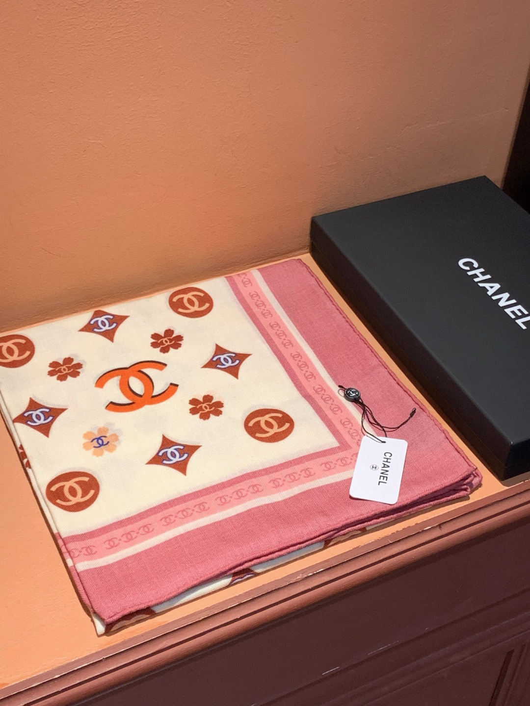 香奈儿上新❤️【Chanel】 经典茶花优雅Coco风，Chanel最新丝绒大方巾~气质到骨子里，香奶奶