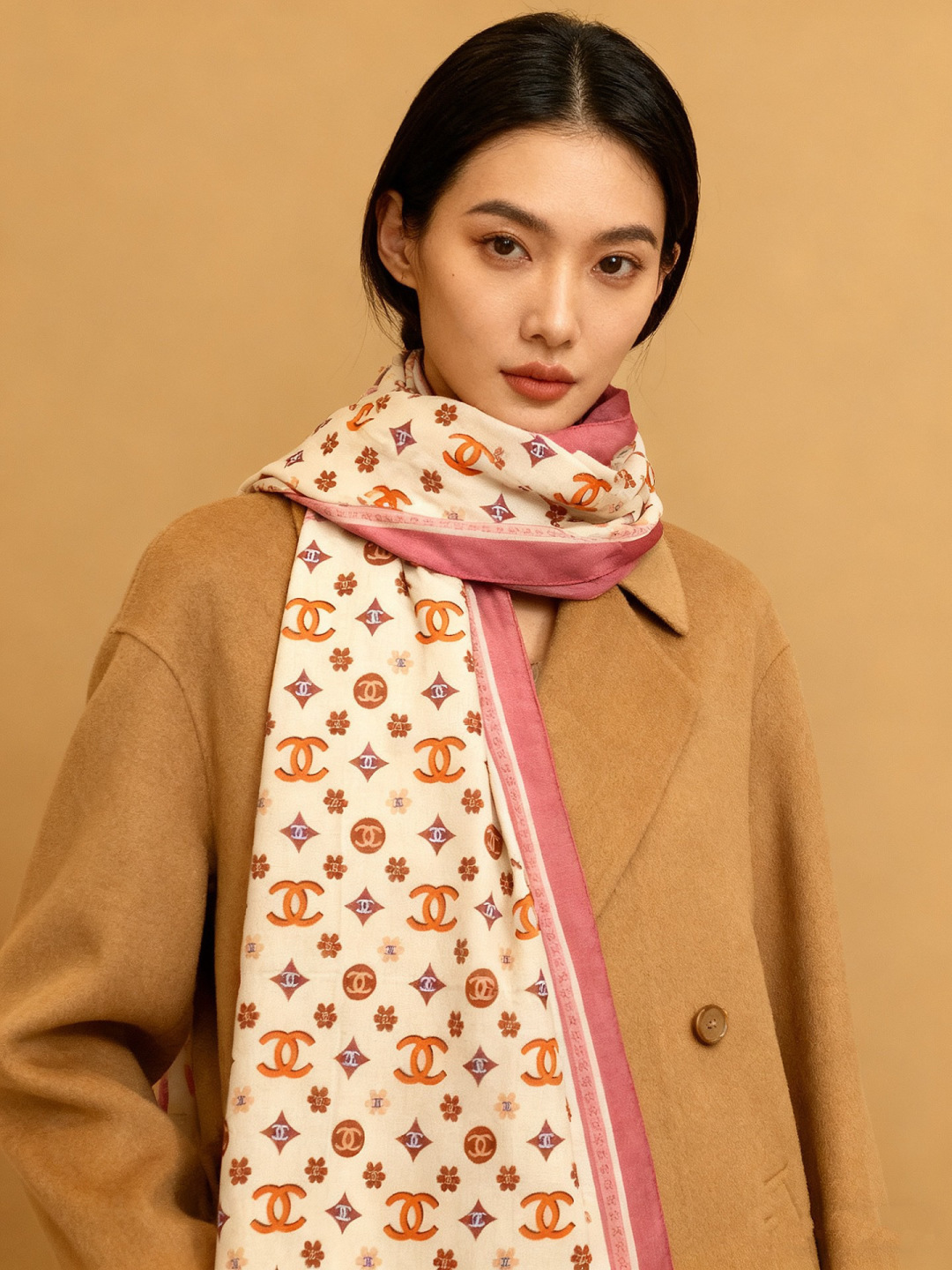 香奈儿上新❤️【Chanel】 经典茶花优雅Coco风，Chanel最新丝绒大方巾~气质到骨子里，香奶奶