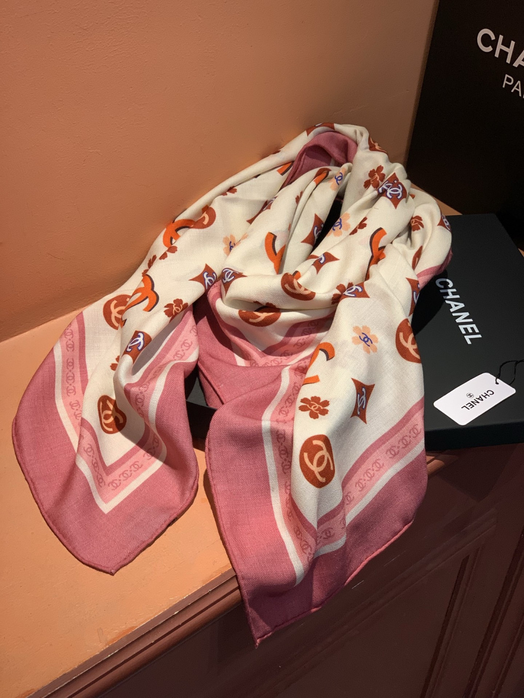 香奈儿上新❤️【Chanel】 经典茶花优雅Coco风，Chanel最新丝绒大方巾~气质到骨子里，香奶奶