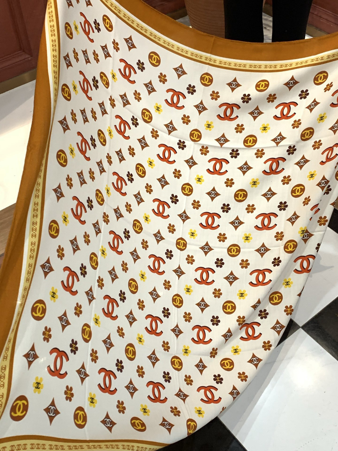 香奈儿上新❤️【Chanel】 经典茶花优雅Coco风，Chanel最新丝绒大方巾~气质到骨子里，香奶奶