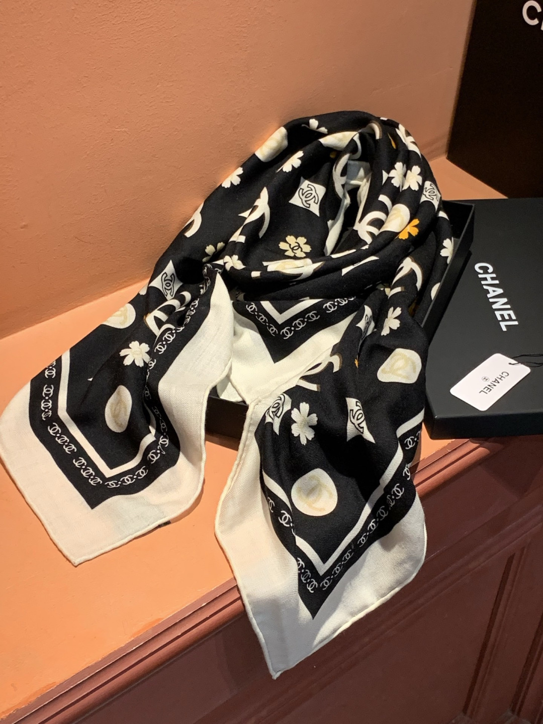 香奈儿上新❤️【Chanel】 经典茶花优雅Coco风，Chanel最新丝绒大方巾~气质到骨子里，香奶奶