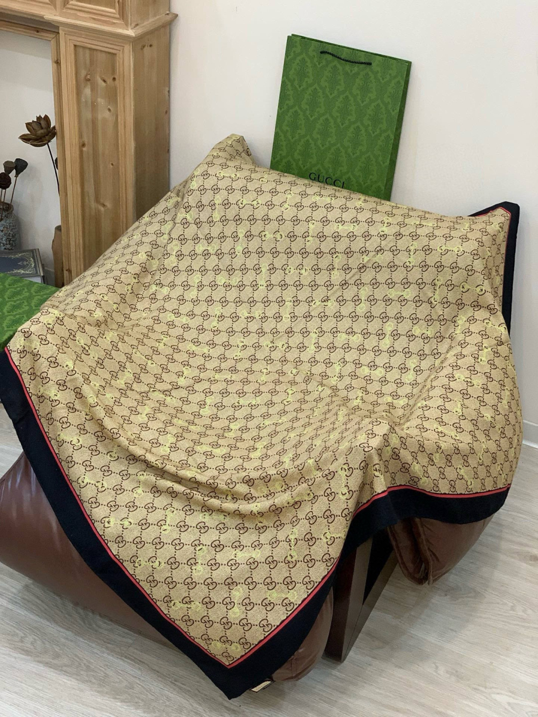 Gucci~140双面丝绒披肩马衔扣细节和GG图案以精致色调匠心呈献，意在向品牌与马术世界的深厚渊源致敬