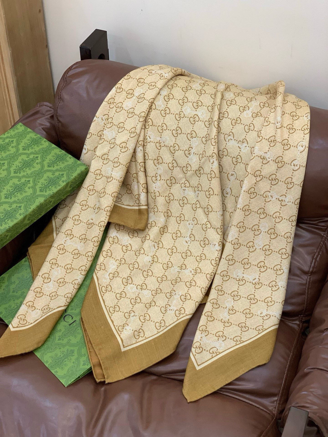 Gucci~140双面丝绒披肩马衔扣细节和GG图案以精致色调匠心呈献，意在向品牌与马术世界的深厚渊源致敬