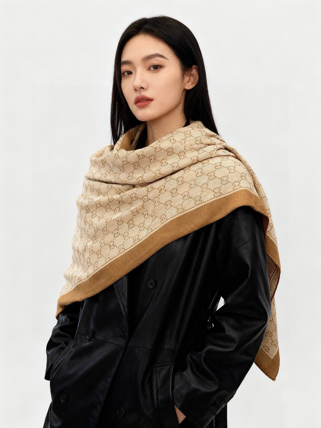 Gucci~140双面丝绒披肩马衔扣细节和GG图案以精致色调匠心呈献，意在向品牌与马术世界的深厚渊源致敬