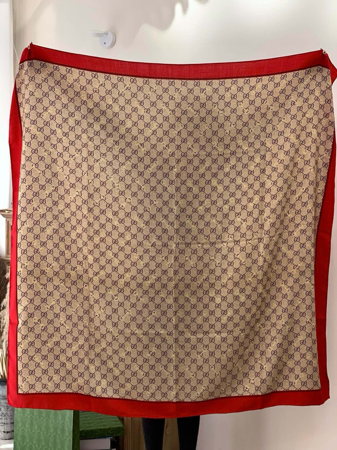 Gucci~140双面丝绒披肩马衔扣细节和GG图案以精致色调匠心呈献，意在向品牌与马术世界的深厚渊源致敬