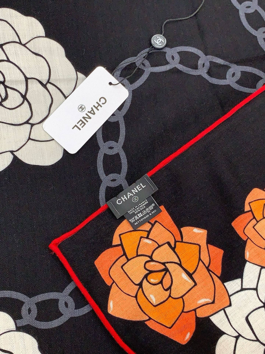 香奈儿上新❤️【Chanel】 经典茶花优雅Coco风，Chanel最新丝绒大方巾~气质到骨子里，香奶奶